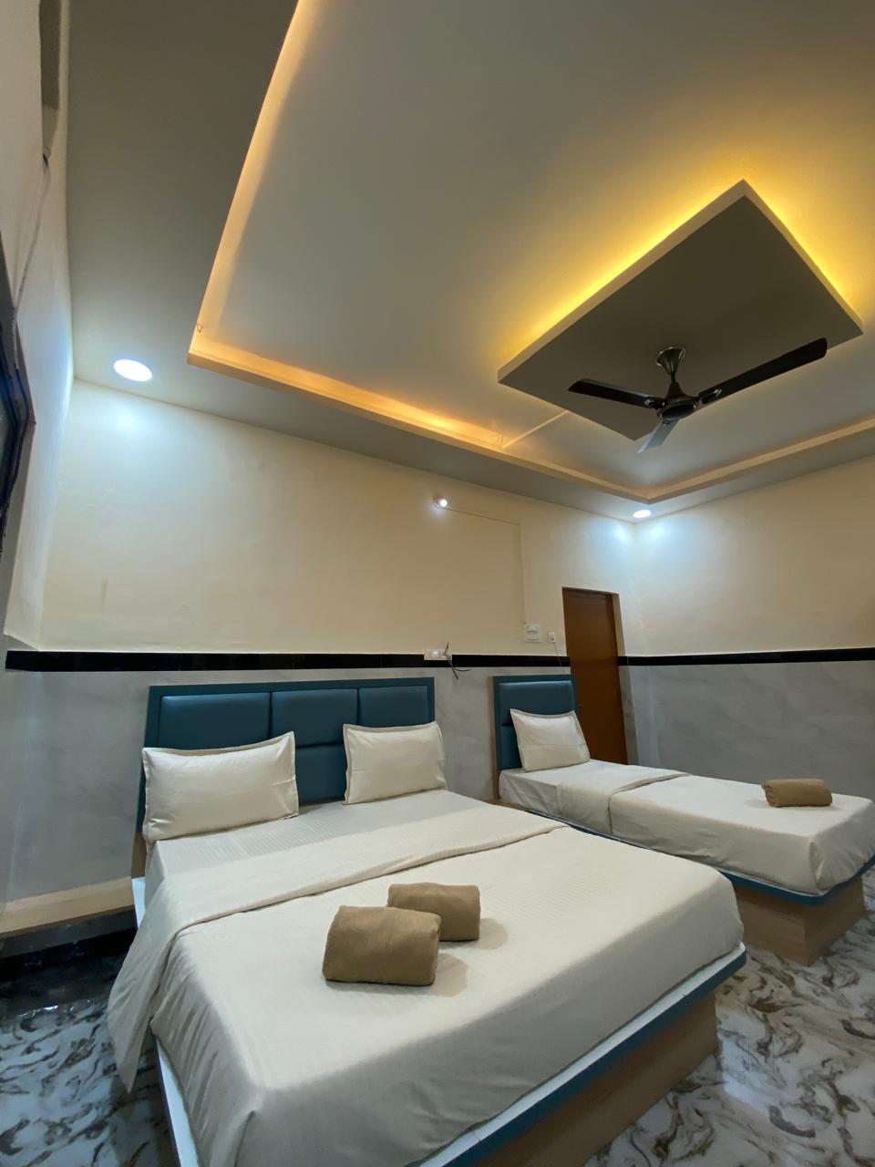 Tirumal Lodge and Restaurant, Saundatti